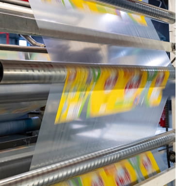 Machine qui fabrique des films plastiques imprimés pour l'emballage